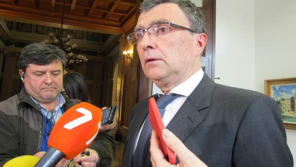 Ballesta atendiendo a los medios de comunicación en la puerta de Alcaldía Ballesta atendiendo a los medios de comunicación en la puerta de Alcaldía