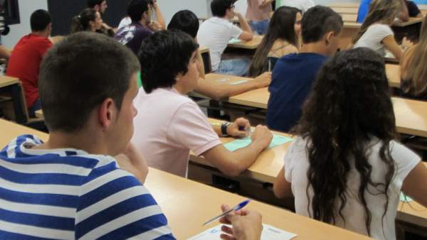 Alumnos, Estudiantes, Examen, Selectividad, PAU, Universidad De Sevilla. Alumnos, Estudiantes, Examen, Selectividad, PAU, Universidad De Sevilla.