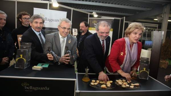 Joan Reñé Y Pilar Rahola, En La Feria Del Aceite De Les Borges Blanques Joan Reñé Y Pilar Rahola, En La Feria Del Aceite De Les Borges Blanques