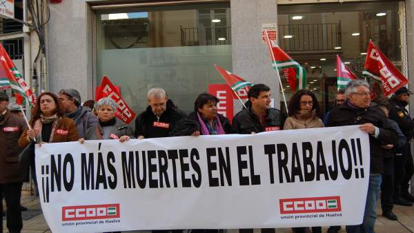 Miembros de CCOO se concentran en Huelva contra la siniestralidad laboral. Miembros de CCOO se concentran en Huelva contra la siniestralidad laboral.