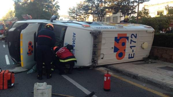 La ambulancia volcada tras la colisión. La ambulancia volcada tras la colisión.