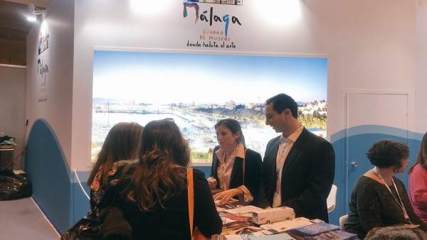 Atención a turistas en estand de málaga capital fitur 2018 turismo promoción acc Atención a turistas en estand de málaga capital fitur 2018 turismo promoción acc