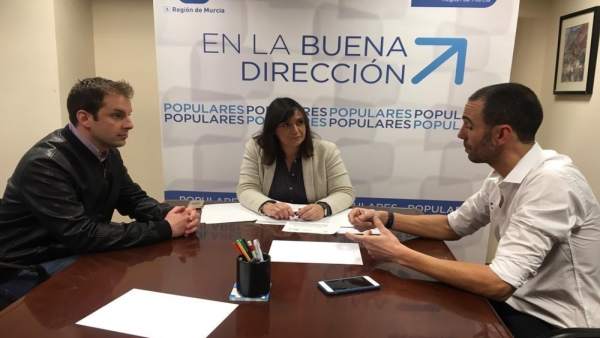 Soler con los miembros de la fundación Soler con los miembros de la fundación