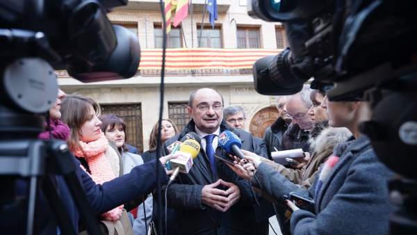 Lambán atiende a los medios de comunicación en Alcorisa (Turuel) Lambán atiende a los medios de comunicación en Alcorisa (Turuel)