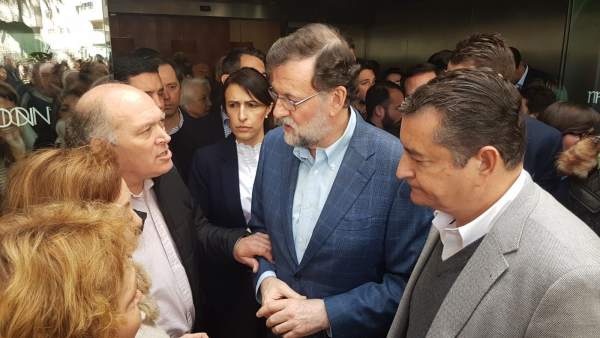 La familia adoptiva de Malona junto a Rajoy y Sanz La familia adoptiva de Malona junto a Rajoy y Sanz