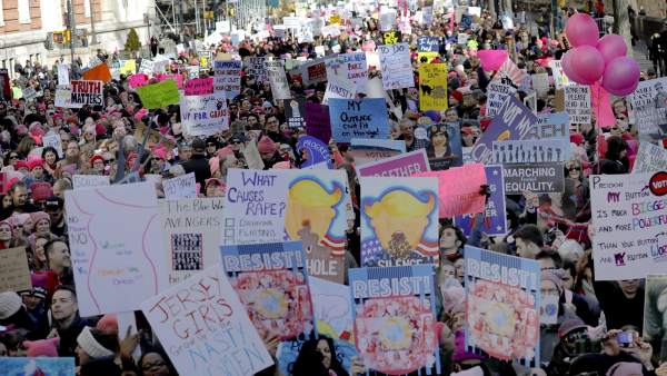 Miles de personas se manifiestan en Nueva York en las Marchas de las Mujeres Miles de personas se manifiestan en Nueva York en las Marchas de las Mujeres