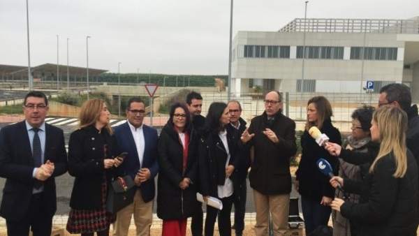 Socialistas, ante el Chare de Lepe. Socialistas, ante el Chare de Lepe.