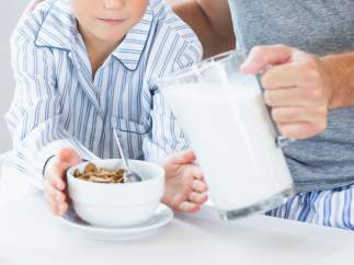 Niño desayunando