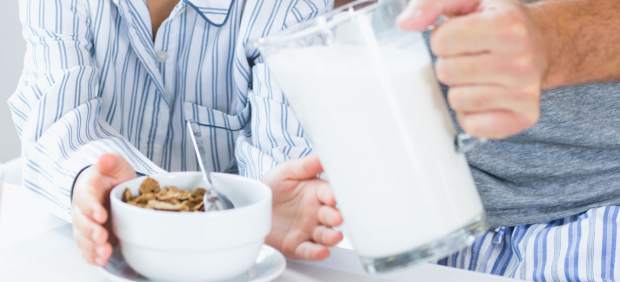 Niño desayunando