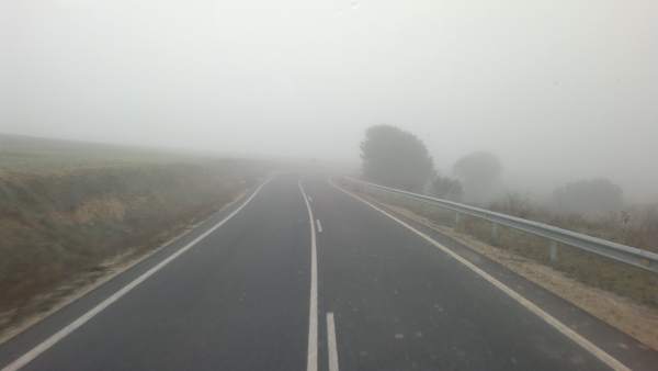 Niebla en la carretera. Niebla en la carretera.