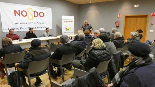 Asamblea de IU con vecinos de Alcosa Asamblea de IU con vecinos de Alcosa