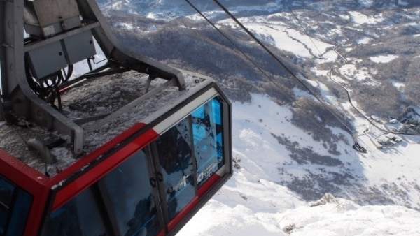 Cabina del teleférico de Fuente Dé, con el entorno nevado Cabina del teleférico de Fuente Dé, con el entorno nevado