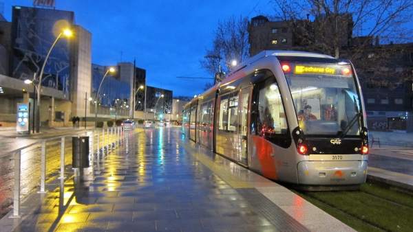 Tranvía a su paso por el barrio del Actur en Zaragoza Tranvía a su paso por el barrio del Actur en Zaragoza