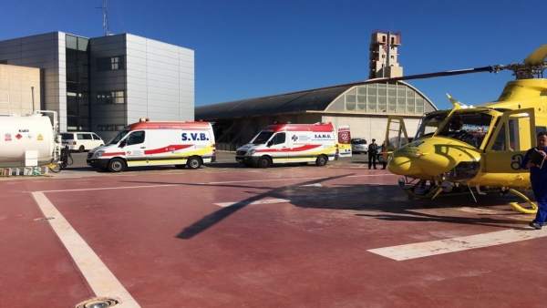 Imagen del helicóptero y las ambulancias que han participado en el rescate Imagen del helicóptero y las ambulancias que han participado en el rescate