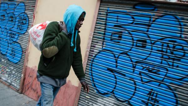 Un inmigrante proveniente de África andando. Un inmigrante proveniente de África andando.