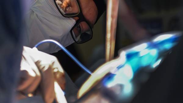 Un médico usa un endoscopio Un médico usa un endoscopio