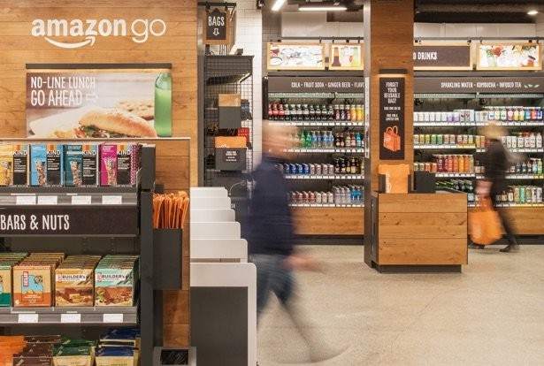 Abre Amazon Go, el supermercado sin cajeros, aunque con un año de retraso
