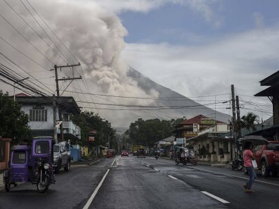Humo y ceniza en el Mayon