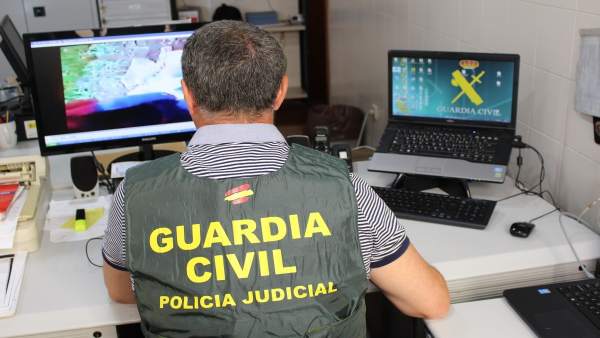 Un agente de la Guardia Civil inspecciona archivos en un ordenador Un agente de la Guardia Civil inspecciona archivos en un ordenador