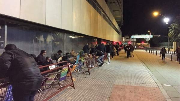 Colas en el estadio Carranza para las entradas de carnaval Colas en el estadio Carranza para las entradas de carnaval