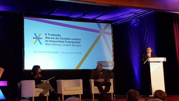 Carles Vallejo (Associació Expresos Polítics de Catalunya) Ada Colau (alcaldesa) Carles Vallejo (Associació Expresos Polítics de Catalunya) Ada Colau (alcaldesa)