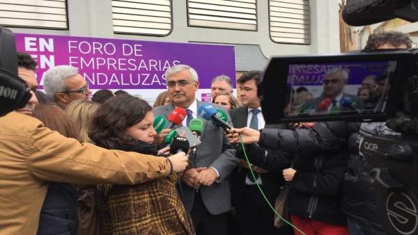 El consejero de Economía, Antonio Ramírez de Arellano, ante los medios. El consejero de Economía, Antonio Ramírez de Arellano, ante los medios.
