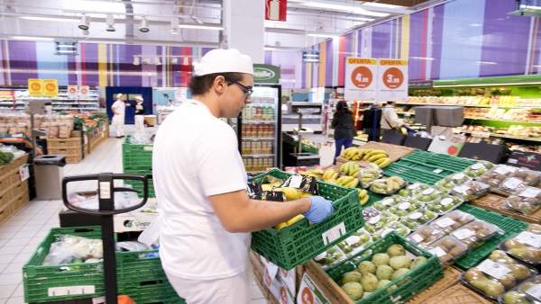 Un trabajador en un supermercado Un trabajador en un supermercado