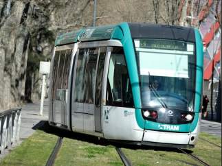 Un tranvía circulando por Barcelona.