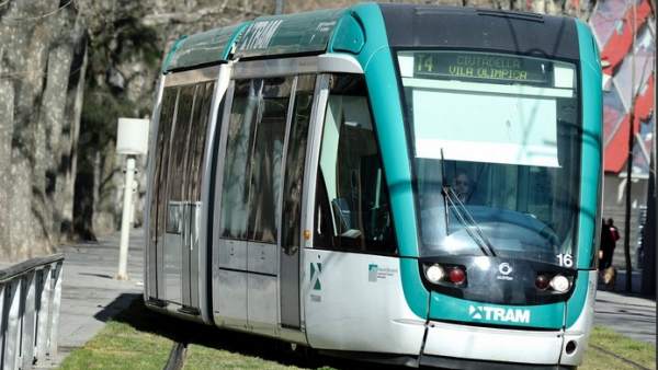 Un tranvía circulando por Barcelona. Un tranvía circulando por Barcelona.