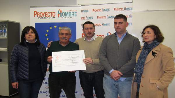 Enrega Del Cheque De La Lotería De Ugt A Proyecto Hombre Enrega Del Cheque De La Lotería De Ugt A Proyecto Hombre