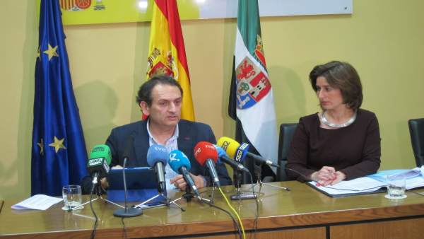 El subdelegado del Gobierno en Cáceres y la jefa provincial de Tráfico El subdelegado del Gobierno en Cáceres y la jefa provincial de Tráfico