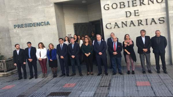 El presidente canario y su equipo en el minuto de silencio El presidente canario y su equipo en el minuto de silencio