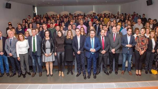 Díaz junto a los beneficiarios de las ayudas en Almería Díaz junto a los beneficiarios de las ayudas en Almería