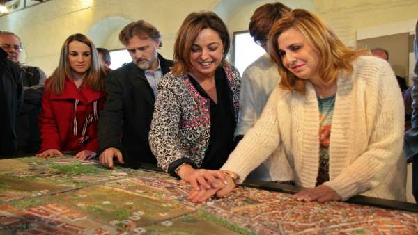 Una invidente 'lee' la maqueta junto a la alcaldesa y el consejero Una invidente 'lee' la maqueta junto a la alcaldesa y el consejero