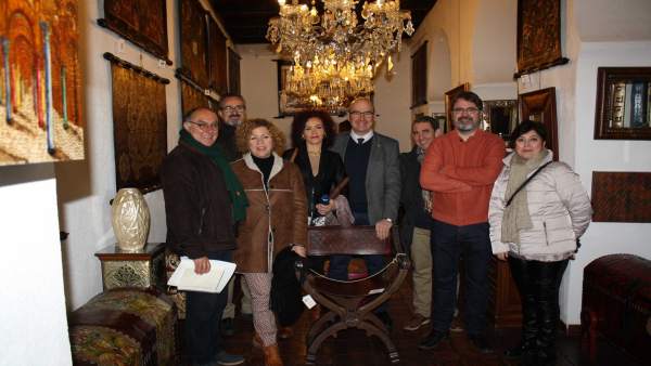 Carmona (centro) visita el Taller Artesano Meryan Carmona (centro) visita el Taller Artesano Meryan
