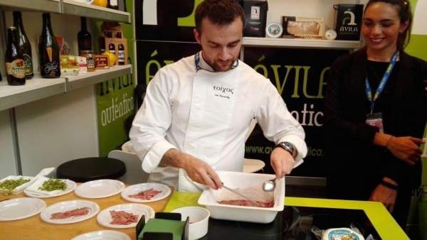 Iván Hernández prepara productos de 'Ávila auténtica' Iván Hernández prepara productos de 'Ávila auténtica'