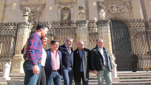 Reyes (3i) visita la grabación de 'Entreolivos' en la plaza de Santa María. Reyes (3i) visita la grabación de 'Entreolivos' en la plaza de Santa María.