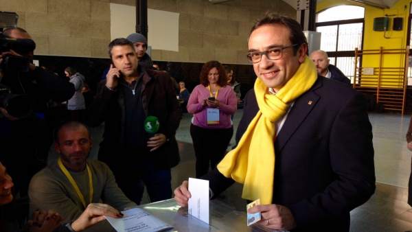 El conseller cesado, Josep Rull (JuntsxCat), vota en las elecciones catalanas. El conseller cesado, Josep Rull (JuntsxCat), vota en las elecciones catalanas.