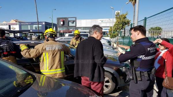 Los efectivos rescatan al bebé del coche. Los efectivos rescatan al bebé del coche.