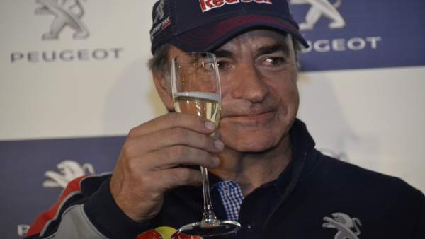 Carlos Sainz brinda por su victoria en el Dakar Carlos Sainz brinda por su victoria en el Dakar