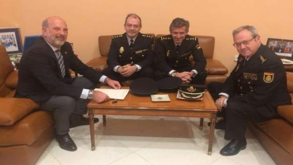 Gil-Toresano se reúne con nuevos comisarios de la Policía Nacional en Sevilla Gil-Toresano se reúne con nuevos comisarios de la Policía Nacional en Sevilla