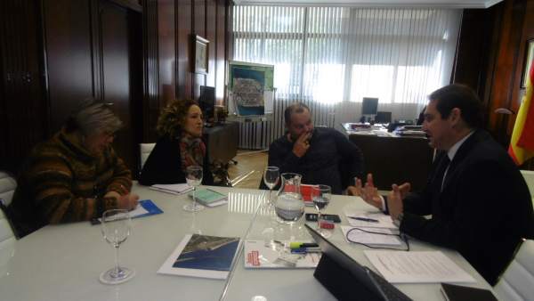 Encuentro entre dirigentes de IU y el presidente del puerto de Huelva. Encuentro entre dirigentes de IU y el presidente del puerto de Huelva.