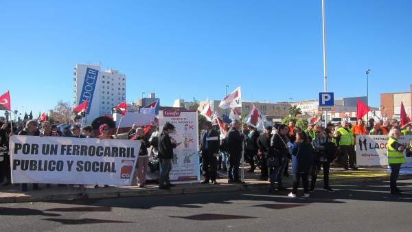 PROTESTA FRENTE A LA ESTACIÓN DE RENFE PROTESTA FRENTE A LA ESTACIÓN DE RENFE