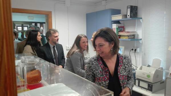 La alcaldesa durante la visita al Banco de Germoplasma Vegetal Andaluz La alcaldesa durante la visita al Banco de Germoplasma Vegetal Andaluz