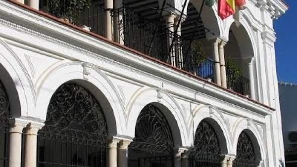 Fachada del Ayuntamiento de Almonte. Fachada del Ayuntamiento de Almonte.
