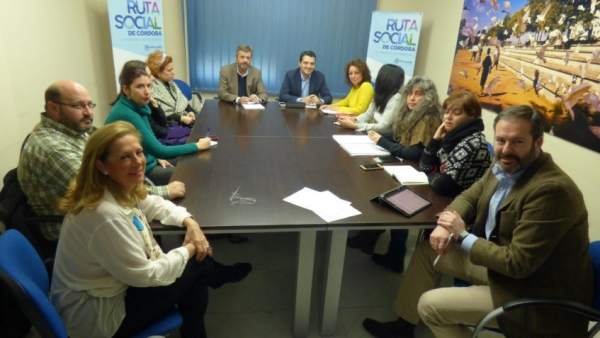 Los dirigentes del PP con la Plataforma 'Niñ@s del Sur' Los dirigentes del PP con la Plataforma 'Niñ@s del Sur'