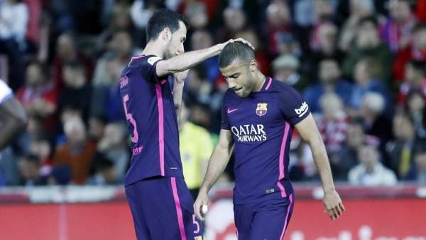 Busquets consuela a Rafinha Busquets consuela a Rafinha
