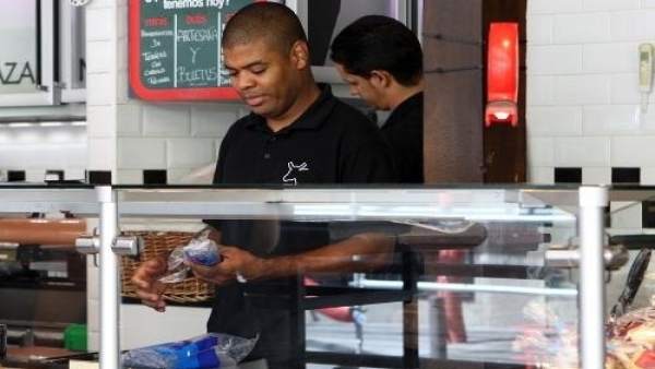 Un trabajador extranjero en su puesto de trabajo Un trabajador extranjero en su puesto de trabajo