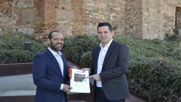Juan Cassá y Alejandro Carballo en la Alcazaba Juan Cassá y Alejandro Carballo en la Alcazaba