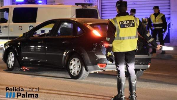 Agente de la Policía Local de Palma controlando el tráfico Agente de la Policía Local de Palma controlando el tráfico